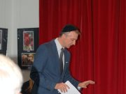 A HM vezető tábori rabbija a könyvtárban…