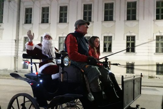 Meggyújtották a második adventi gyertyát és motoros Mikulások osztottak szaloncu…