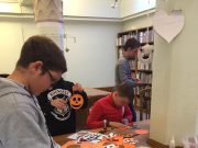 Ma délelőtt a könyvtárban a Kosztásokkal a “gólyahét” részeként!…