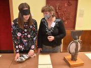 A tárlatvezető a kezünket vezeti…