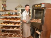 Elvarázsolta a friss kenyér illata…