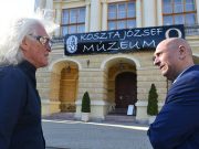 Kóbor János személyesen tekintette meg a Szentesen nyíló OMEGA kiállítás előkész…