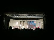 A nyár utolsó forró estéjén a színpadon az Egy apró kérés című előadás….