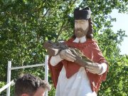 Új színt kapott Nepomuki Szent János szobra…