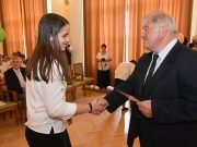 A kiváló tanulmányi és sporteredményt elért diákok és pedagógusok köszöntése (ké…