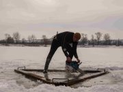 Jeges vízben merültek…