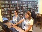 Közösségi szolgálatot teljesítő HMG-s diákok dolgoznak könyvtárunkban. Nóra Erde…