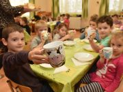 100 új étkészlet a Háromhegyek jóvoltából…