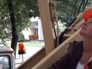 Öreglánnyal dolgozik, szabadidejében motorozik a vagány nagyi