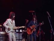 George Harrison performing „While My Guitar Gently Weeps”
