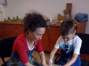 Augusztus 20-án a gyermekek a kézműves sátorban Kádár Barbarával korongozhatnak,…