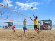 Indul a strandröplabda-élet…