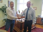 Mobiltelefonokkal segíti a Csongrád megyei önkormányzat az idősebb korosztályt…