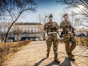 Tájékoztatnak, segítséget nyújtanak, és amennyiben szükséges, biztosítják a rend…