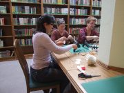 Anyák napi kézműves foglalkozás a könyvtárban Judit Köteles és Erzsébet Dallosné…