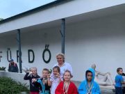 Legkisebbjeink és Pohl Anette edző pénteken Csongrádon jártak úszóversenyen, aho…