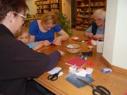 Valentin napi kézműves foglalkozásunkon, idősebbek és fiatalabbak is belemerülte…