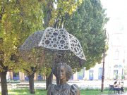 Megtekerték a Napernyős lány szobrot…
