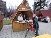 Az adventi vásáron a Kossuth téren a könyvtár helyi kiadványokat árul. December …
