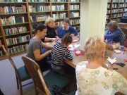 Ma délelőtt kézműves foglalkozáson manót varrtak az erre vállalkozók. A kisebb g…