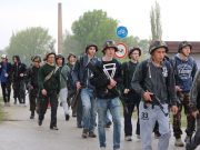 Ballag a katona…….