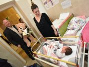 A városvezető köszöntötte az év első babáit…