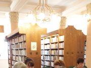 A délután gyorsan telik vállalkozó kedvű olvasókkal. Munka mellett egy kis besz…