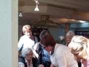 A kis csoportok dolgoznak.. élő zene segíti a koncentrálást….