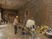 Megkezdődnek a kertészeti munkák a volt Petőfi Szálló előtt…