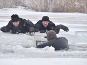 Jég alá merültek a búvárok…