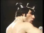 Queen – We Will Rock You
(Live) 1979