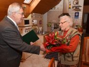 Ilonka néni 90 évesen kesztyűket horgol…