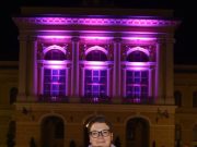 Lilába borult a megyeháza…