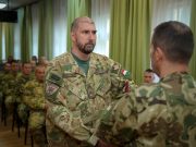 Seres József alezredes, alakulatunk megbízott parancsnoka emléklapokat és elisme…