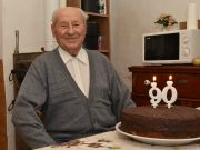 Bálint bácsi 90 évesen is vízi tornázik…