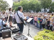 Közös éneklés a Kossuth téren…