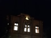 Egy kis kivilágított könyvtár, és most majd leoltjuk a lámpákat, hogy csak a csi…