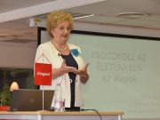 Tiltólistán a rágógumi és a zsebre dugott kéz…