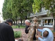 Újra a helyén a napernyős lány!…