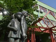 Képviselői keretből csúszda, klíma, babaruha…