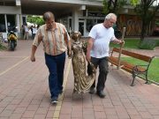 Karonfogva kísérték a művészhez a napernyős lányt…