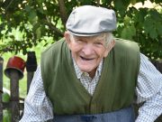 Laci bácsi 90 évesen is tud mosolyogni…