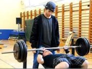 Sztanó Gyuri 120 kg-ot nyom ki fekve (a fiatalember testsúlyának több mint a dup…