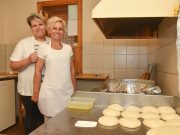 Minden egyes ropogós lángosban benne van az élete…