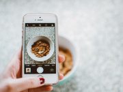 Egyedül, mobilunkat nyomkodva reggelizünk…