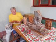 A fa és a hajó szeretete vezeti a vésőjét…