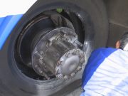 Először kitört utána pedig kigyullad egy távolsági autóbusz kereke…