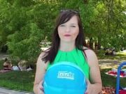 A Szentesi Üdülőközpont nyitó partján 100 strandlabdát oszt szét a Szentesi Élet…