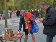 Üres lett egy szék a medence partján…….