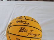 Licitálj a férficsapatunk által aláírt labdára…